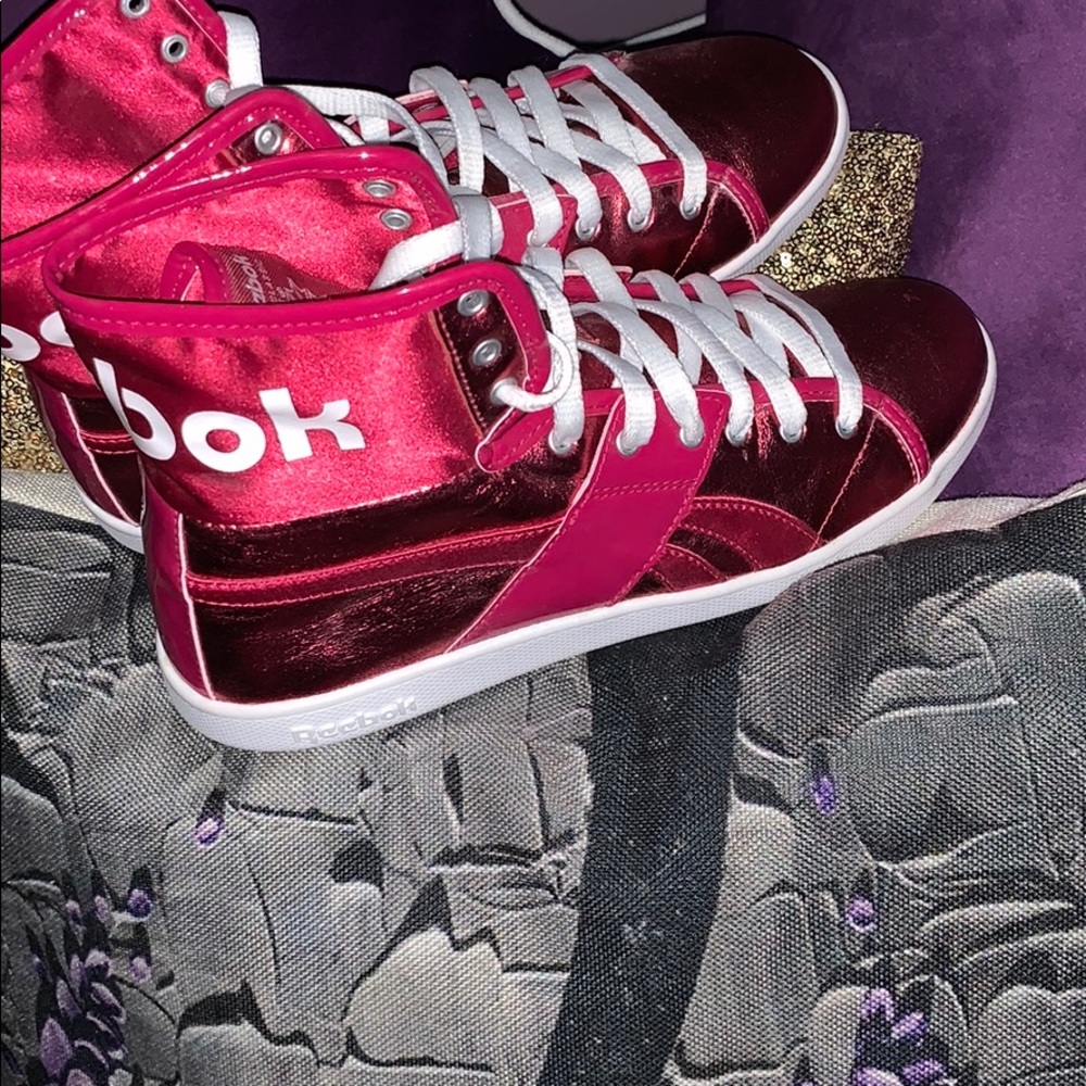 😮Pink and very rare find Reebok tennis shoe oh my